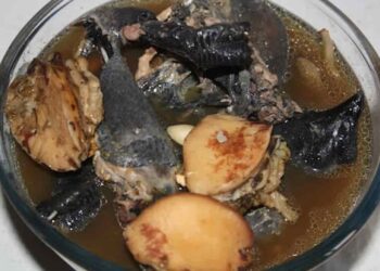 Cách làm gà ác hầm rượu vang