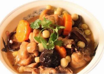 Canh gà Đông tảo hầm sen thơm ngon